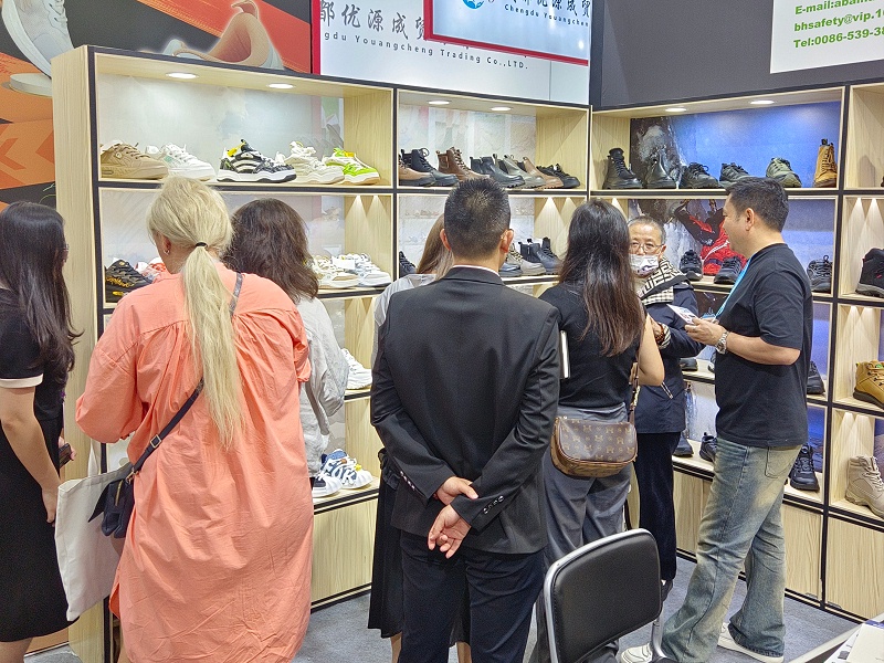 展會(huì)進(jìn)行時(shí)|百華鞋業(yè)亮相第135屆中國(guó)進(jìn)出口商品交易會(huì)（廣交會(huì)）三期，展會(huì)現(xiàn)場(chǎng)人氣爆棚！