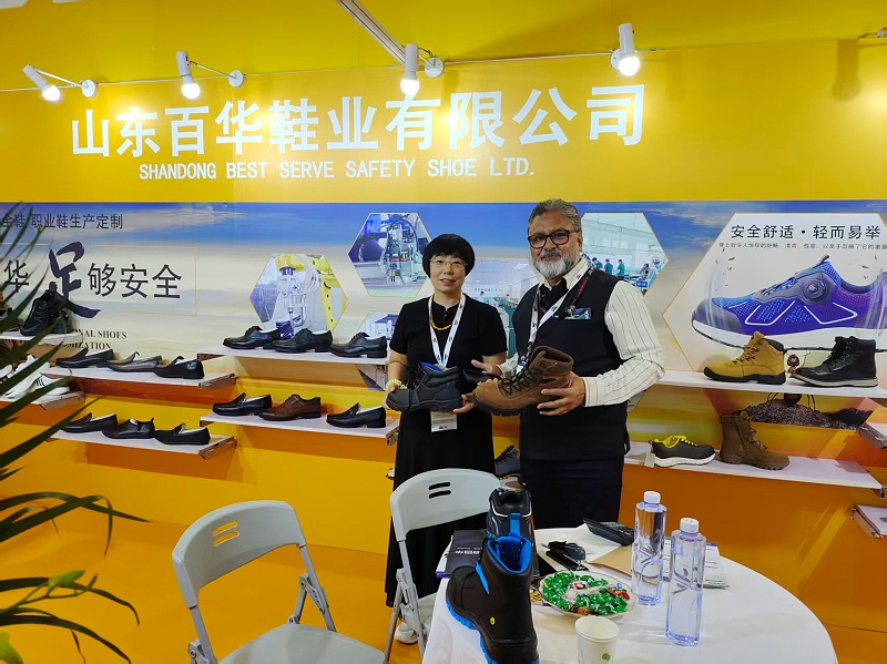 2025摩登中國國際鞋包服飾時(shí)尚展現(xiàn)場來了，百華鞋業(yè)展位現(xiàn)場人氣爆棚！