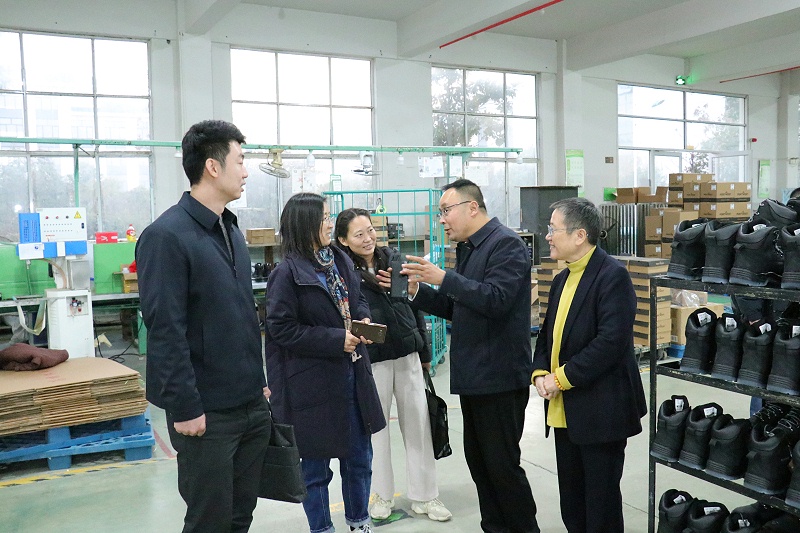 山東省皮革協(xié)會(huì)研究所馬書(shū)記一行蒞臨百華鞋業(yè)指導(dǎo)工作