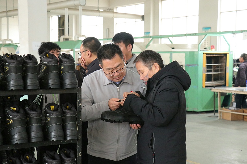 國內(nèi)著名集團蒞臨百華鞋業(yè)，攜手打造合作新篇章！