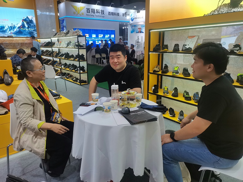 第106屆中國勞動保護用品交易會現場來 了，百華鞋業展會現場人氣爆棚！