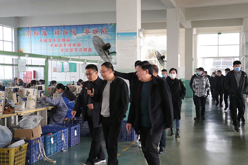 沂南縣中小企業發展局領導蒞臨百華鞋業指導工作